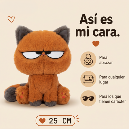 Gato de peluche naranja enfadado